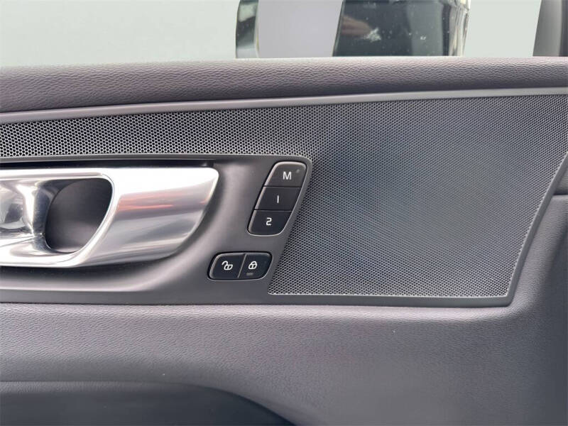 2025 Volvo XC60 B5 Plus Dark Theme