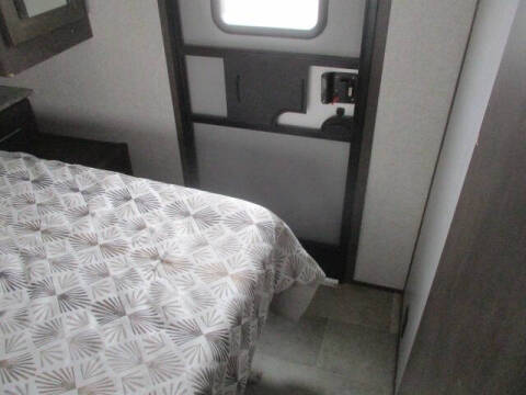 2020 SOLD  Coleman LIGHT SERIES 2835BH