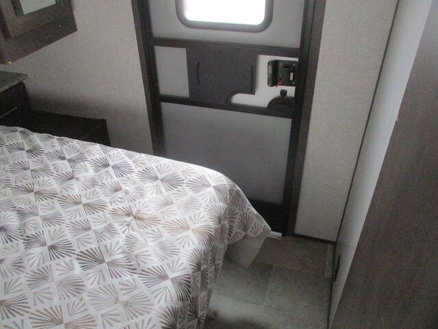 2020 SOLD  Coleman LIGHT SERIES 2835BH