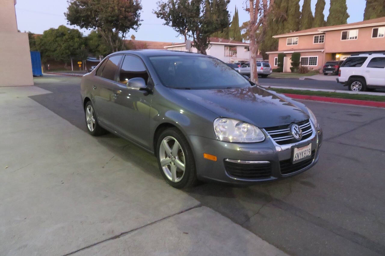 2010 Volkswagen Jetta for sale at The Car Vendor LLC in Bellflower, CA