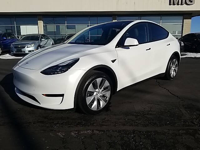 Used 2024 Tesla Model Y Long Range with VIN 7SAYGDEE8RA283627 for sale in Bellefontaine, OH