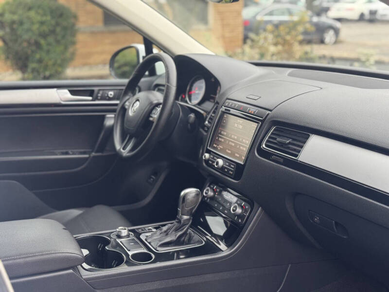 2017 Volkswagen Touareg V6 Sport