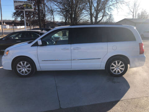 2016 Chrysler Town and Country for sale at 6th Street Auto Sales in Marshalltown IA