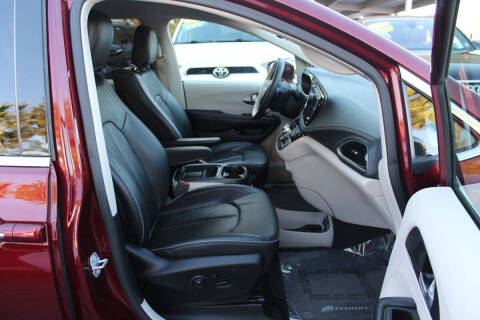 2017 Chrysler Pacifica Hybrid Platinum