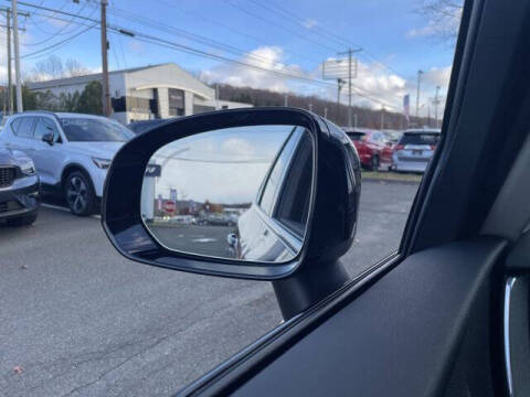 2025 Volvo XC60 B5 Plus Dark Theme