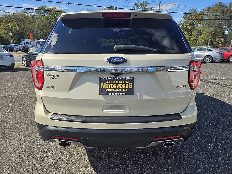 2018 Ford Explorer XLT photo 4