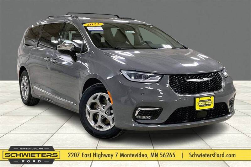 2023 Chrysler Pacifica Limited's photo