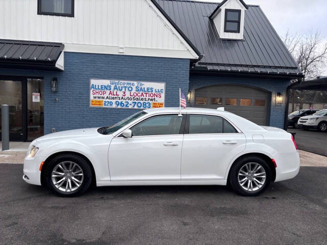 2019 Chrysler 300 for sale at Michael Johnson @ Allens Auto Sales Hopkinsville in Hopkinsville, KY