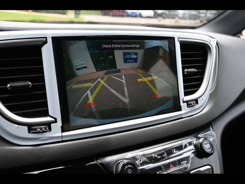 2025 Chrysler Voyager LX