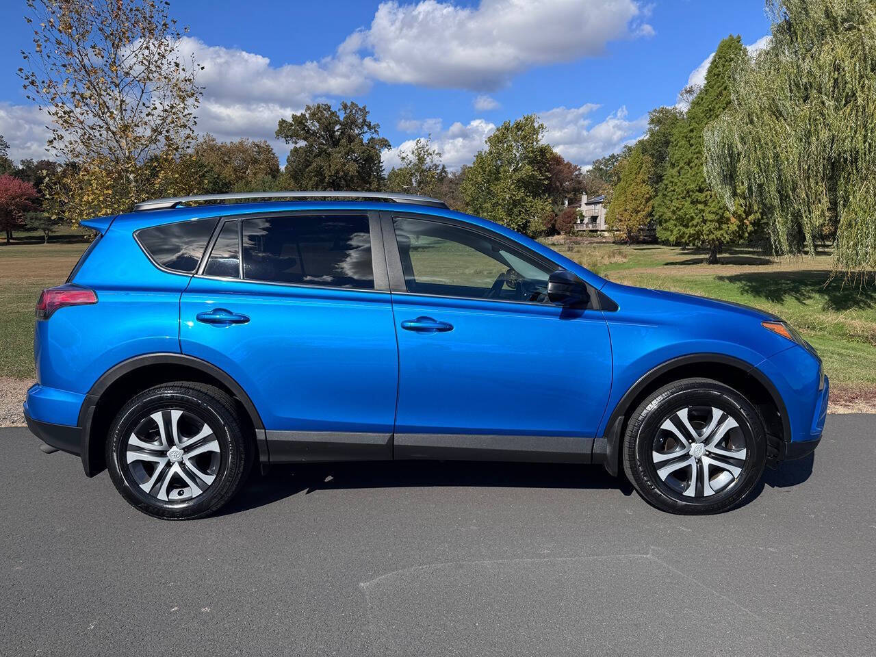 2017 Toyota RAV4 23