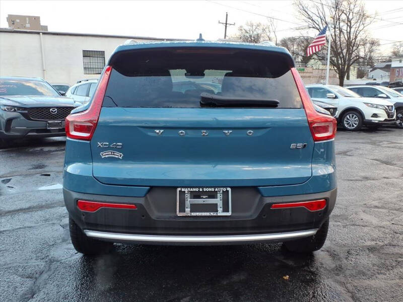 2025 Volvo XC40 B5 Plus Bright Theme