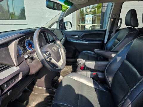 2017 Toyota Sienna SE 8-Passenger