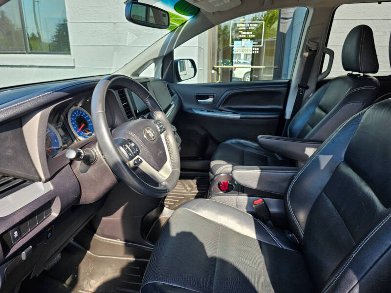 2017 Toyota Sienna SE 8-Passenger