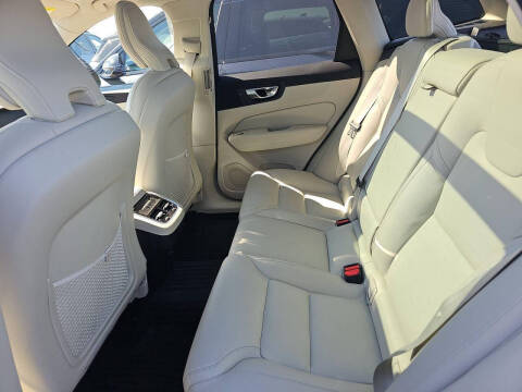 2024 Volvo XC60 B5 Ultimate Dark Theme