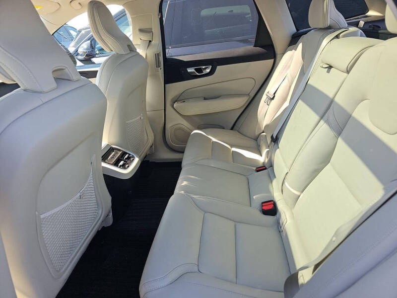 2024 Volvo XC60 B5 Ultimate Dark Theme