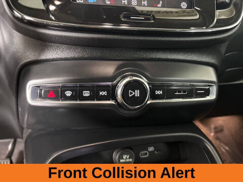 2024 Volvo XC40 B5 Ultimate Dark Theme