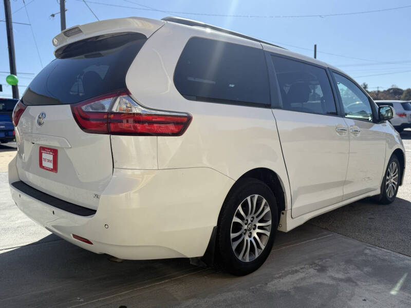 2018 Toyota Sienna XLE 8-Passenger