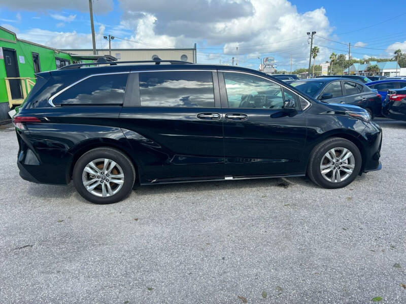 2022 Toyota Sienna XLE photo 8