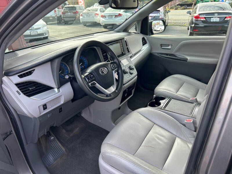 2018 Toyota Sienna LE 7-Passenger Auto Access Seat