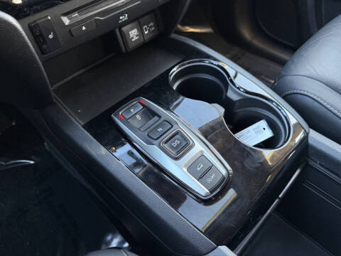 2022 Honda Pilot Touring w/Rear Captain's Chairs