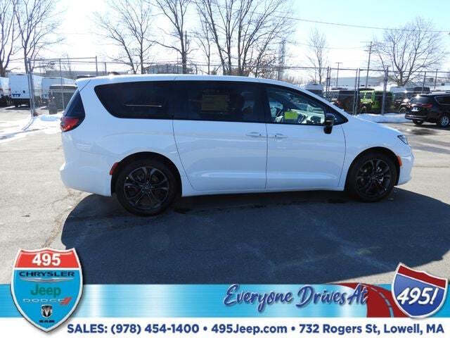 2026 Chrysler Pacifica Select