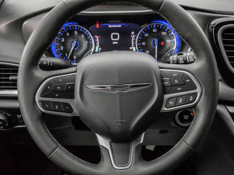 2025 Chrysler Pacifica Select