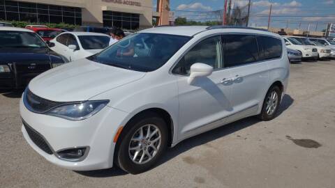 2017 Chrysler Pacifica for sale at HOUSTON SKY AUTO SALES in Houston TX