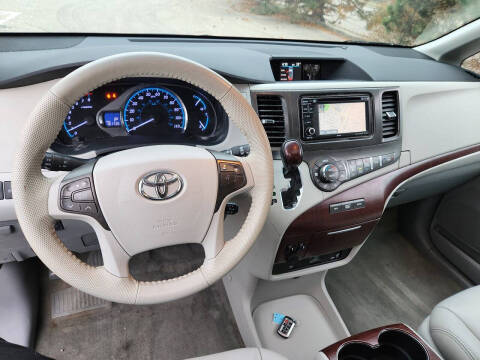 2013 Toyota Sienna XLE 8-Passenger