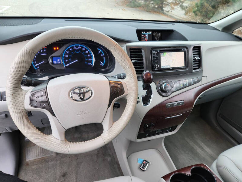 2013 Toyota Sienna XLE 8-Passenger