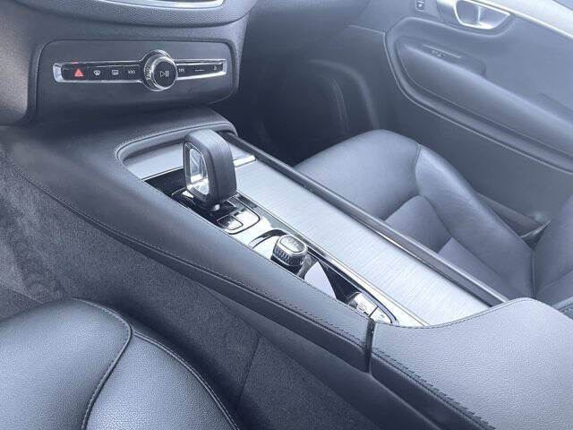 2025 Volvo XC90 B5 Core Bright Theme