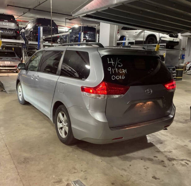 2014 Toyota Sienna LE 8-Passenger