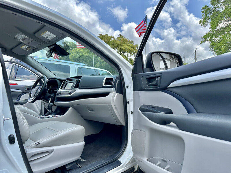 2019 Toyota Highlander SUV - $32,995