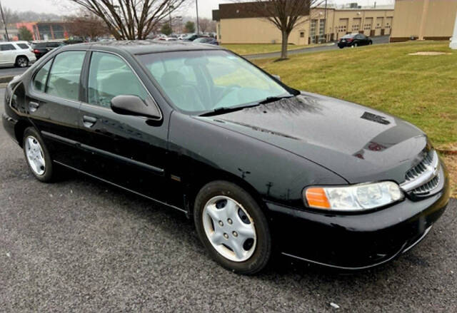 2001 Nissan Altima for sale at QUEENSGATE AUTO SALES in York, PA