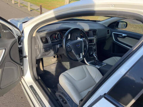 2015 Volvo V60 Cross Country T5