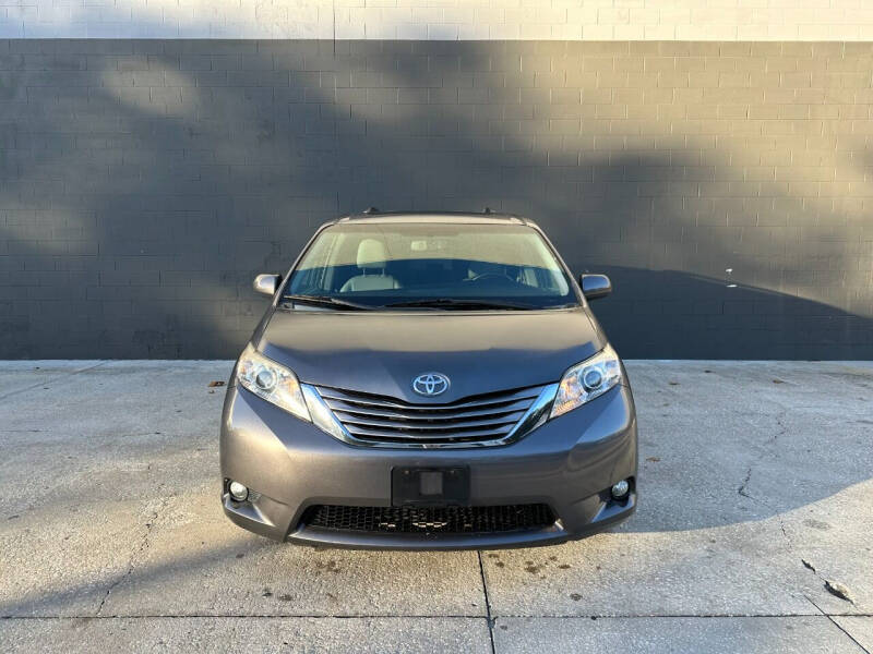 2015 Toyota Sienna XLE 7-Passenger Auto Access Seat