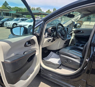 2017 Chrysler Pacifica Touring-L