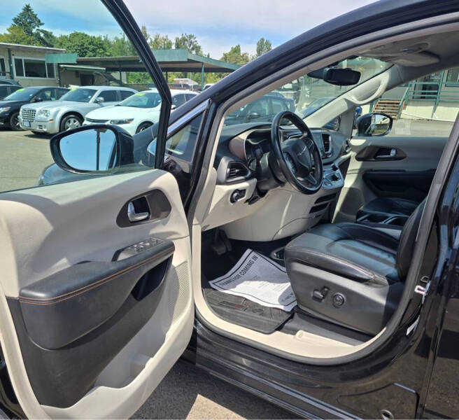 2017 Chrysler Pacifica Touring-L