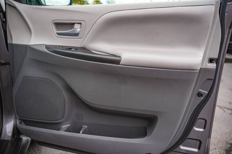 2015 Toyota Sienna LE 8-Passenger