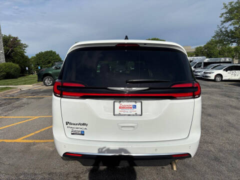 2025 Chrysler Pacifica Select