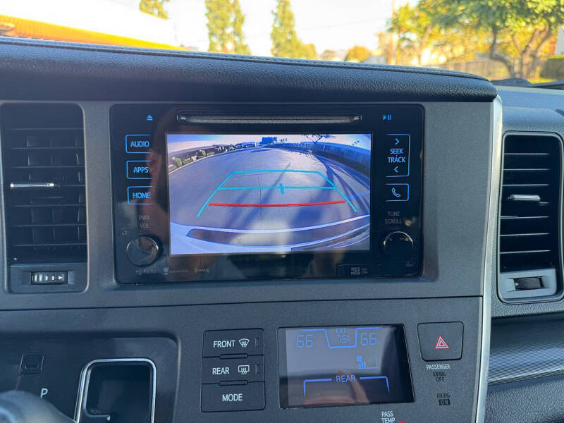 2017 Toyota Sienna SE Premium 8-Passenger