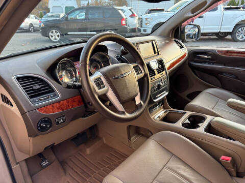 2014 Chrysler Town and Country Touring-L