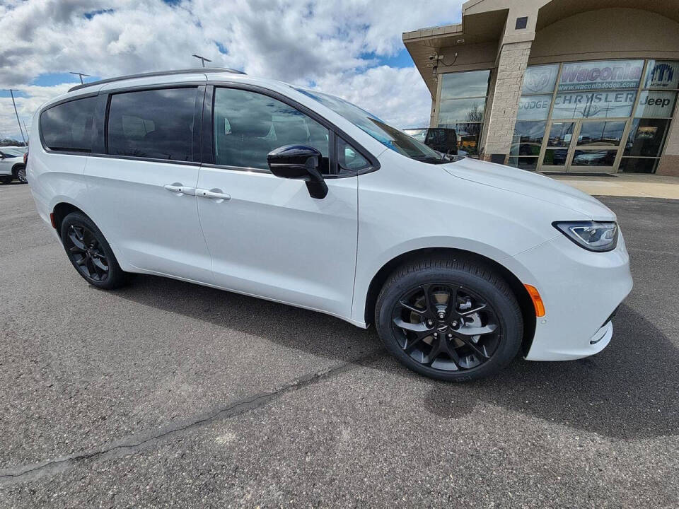 2024 Chrysler Pacifica for sale at Victoria Auto Sales in Victoria, MN