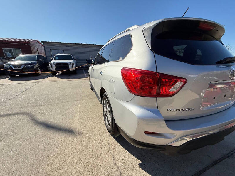 2017 Nissan Pathfinder SV