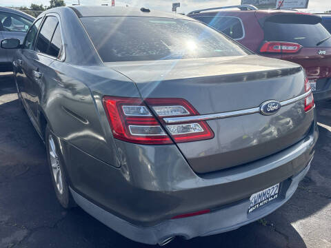 2013 Ford Taurus SE