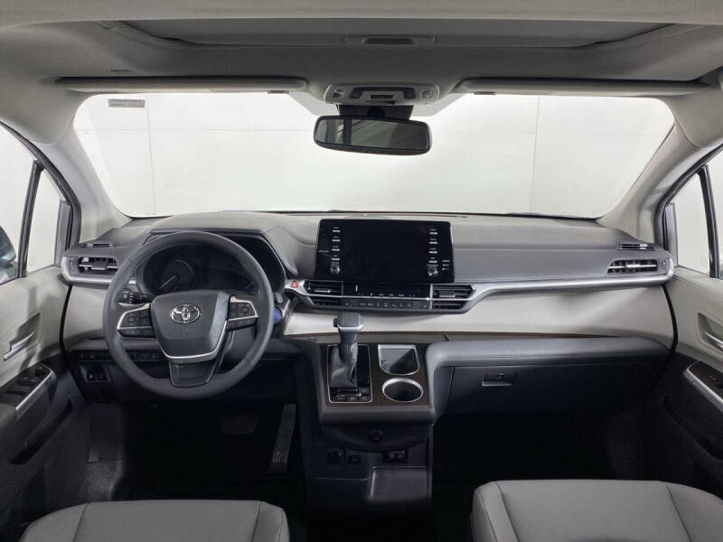 2021 Toyota Sienna XLE photo 14