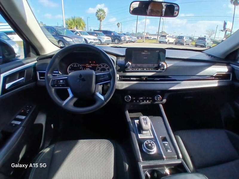 2022 Mitsubishi Outlander ES