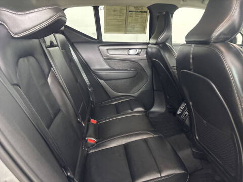 2024 Volvo XC40 B5 Ultimate Dark Theme