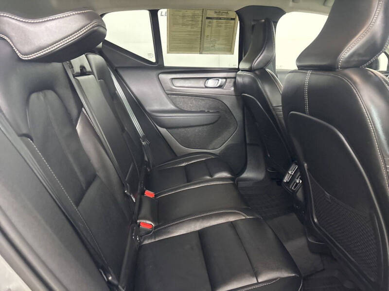 2024 Volvo XC40 B5 Ultimate Dark Theme