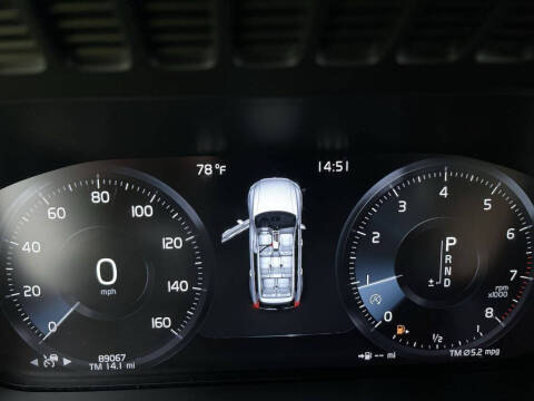 2016 Volvo XC90 T6 Momentum