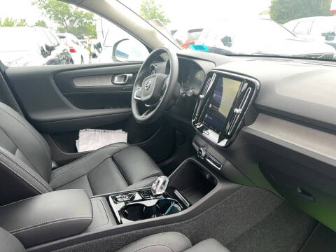 2025 Volvo XC40 B5 Plus Bright Theme